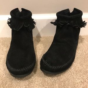 Minnetonka black suede booties with fringe. Sz.9